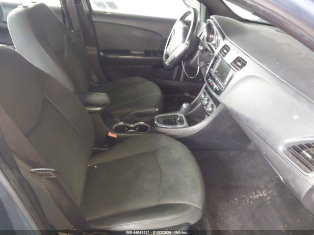 Chrysler 200 Touring Image 7