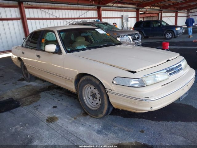 Ford Crown Victoria Image 1