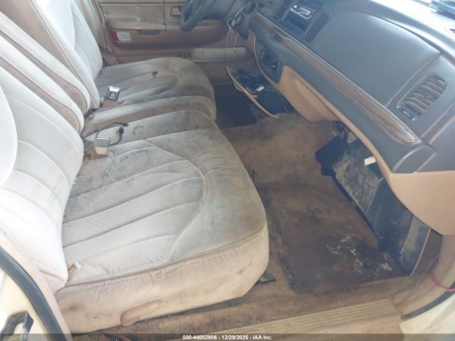 Ford Crown Victoria Image 5