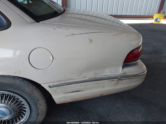 Ford Crown Victoria Image 11