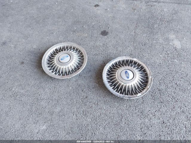 Ford Crown Victoria Image 2