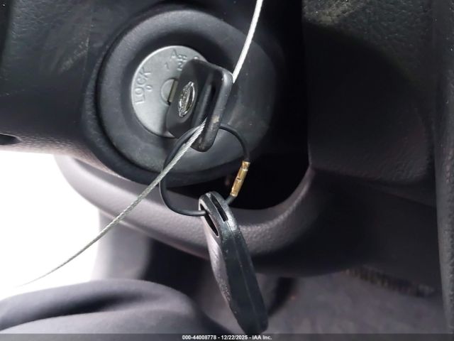 Nissan Versa 1.8s Image 14