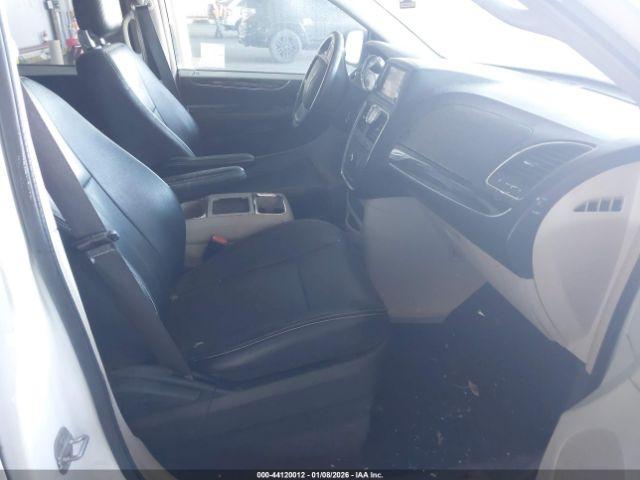 Chrysler Town & Country Touring Image 8