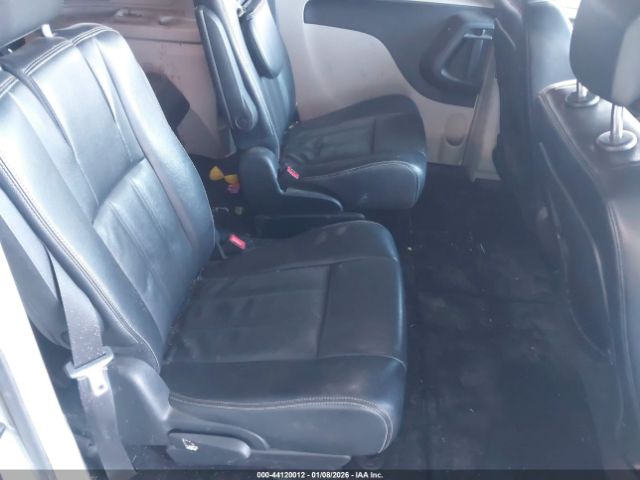 Chrysler Town & Country Touring Image 9